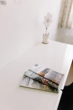 Turisztikai brosúrák és információs füzetek az asztalon